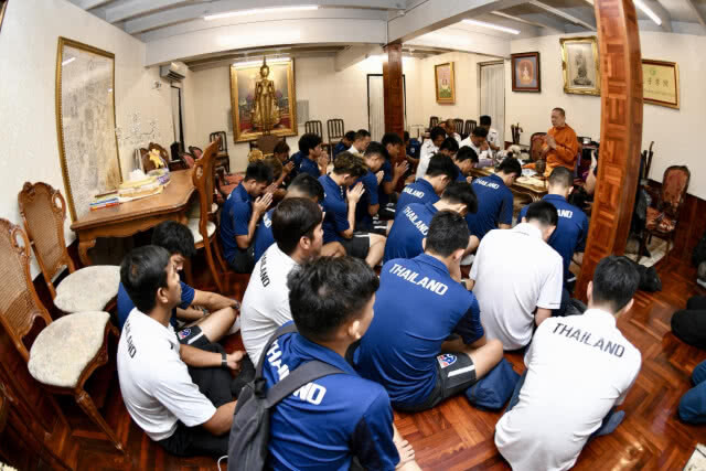 โค้ชโย่ง นำทัพ "ช้างศึกเอเชียนเกมส์" กราบขอพร เจ้าคุณธงชัย