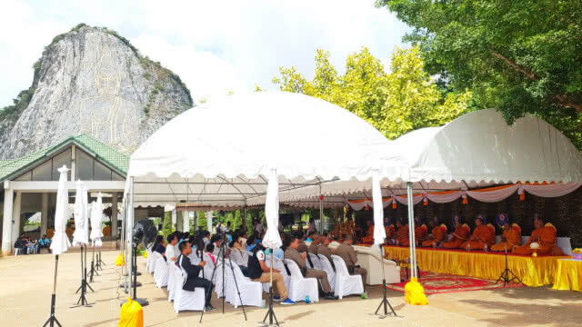 ชาวสัตหีบ จัดพิธีทำบุญใหญ่หน้าเขาชีจรรย์ ส่งดวงวิญญาณ "ฟอส-สปาย"