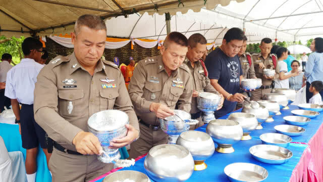 ชาวสัตหีบ จัดพิธีทำบุญใหญ่หน้าเขาชีจรรย์ ส่งดวงวิญญาณ "ฟอส-สปาย"