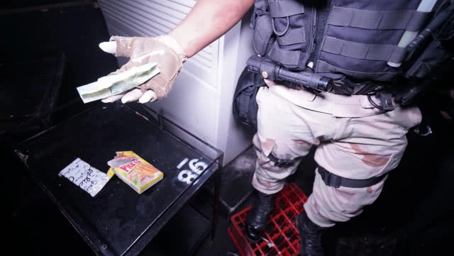 บุกจับ"NOS PUB กระทุ่มแบน"เปิดเกินเวลามั่วสุมยาเสพติด พบฉี่ม่วง123คน