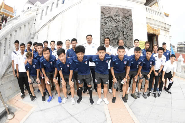 โค้ชโย่ง นำทัพ "ช้างศึกเอเชียนเกมส์" กราบขอพร เจ้าคุณธงชัย