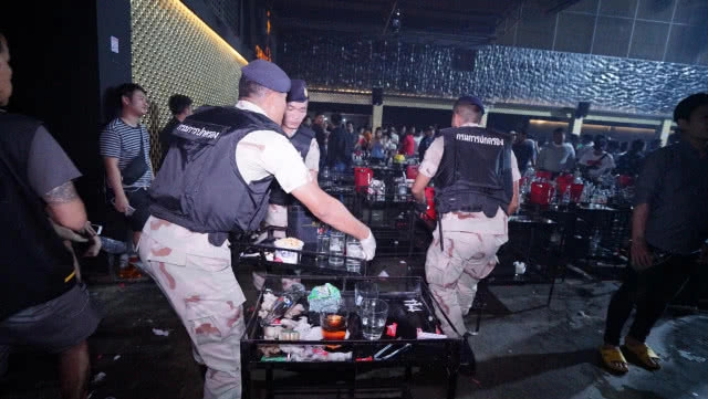 บุกจับ"NOS PUB กระทุ่มแบน"เปิดเกินเวลามั่วสุมยาเสพติด พบฉี่ม่วง123คน