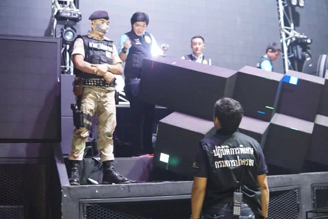 บุกจับ"NOS PUB กระทุ่มแบน"เปิดเกินเวลามั่วสุมยาเสพติด พบฉี่ม่วง123คน