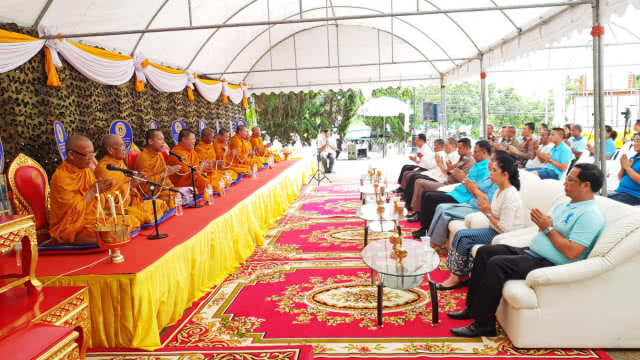 ชาวสัตหีบ จัดพิธีทำบุญใหญ่หน้าเขาชีจรรย์ ส่งดวงวิญญาณ "ฟอส-สปาย"
