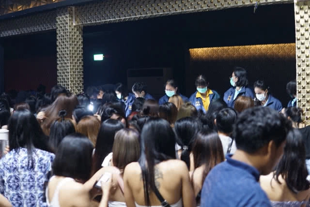 บุกจับ"NOS PUB กระทุ่มแบน"เปิดเกินเวลามั่วสุมยาเสพติด พบฉี่ม่วง123คน