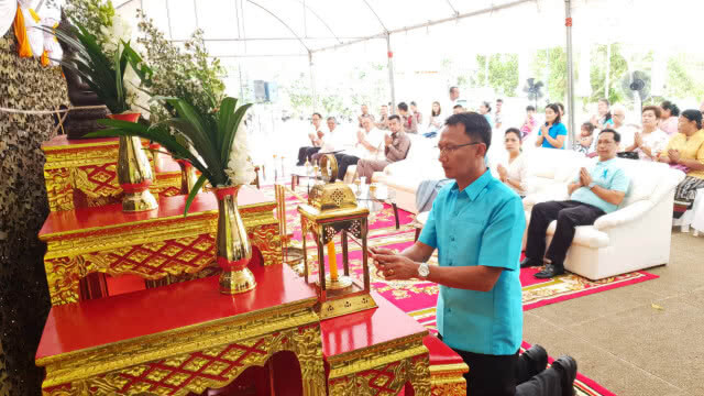 ชาวสัตหีบ จัดพิธีทำบุญใหญ่หน้าเขาชีจรรย์ ส่งดวงวิญญาณ "ฟอส-สปาย"