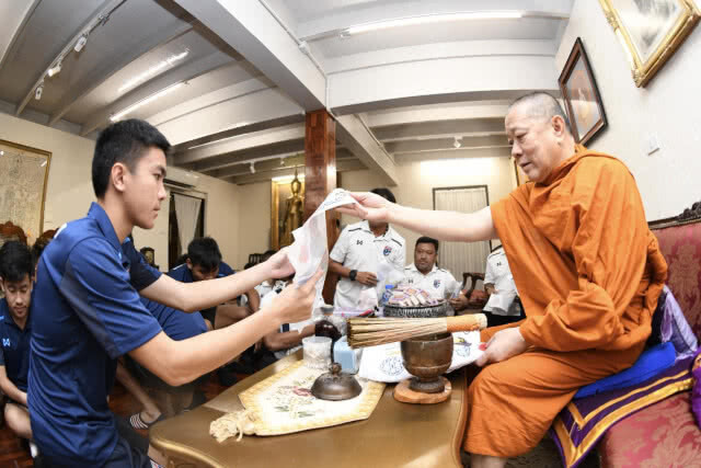 โค้ชโย่ง นำทัพ "ช้างศึกเอเชียนเกมส์" กราบขอพร เจ้าคุณธงชัย