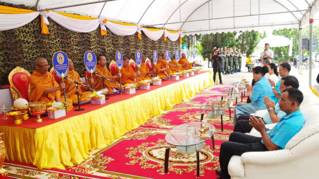 ชาวสัตหีบ จัดพิธีทำบุญใหญ่หน้าเขาชีจรรย์ ส่งดวงวิญญาณ "ฟอส-สปาย"