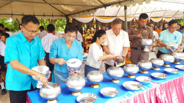 ชาวสัตหีบ จัดพิธีทำบุญใหญ่หน้าเขาชีจรรย์ ส่งดวงวิญญาณ "ฟอส-สปาย"