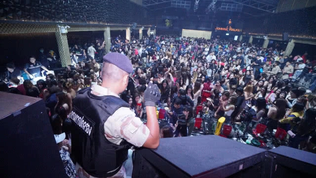 บุกจับ"NOS PUB กระทุ่มแบน"เปิดเกินเวลามั่วสุมยาเสพติด พบฉี่ม่วง123คน