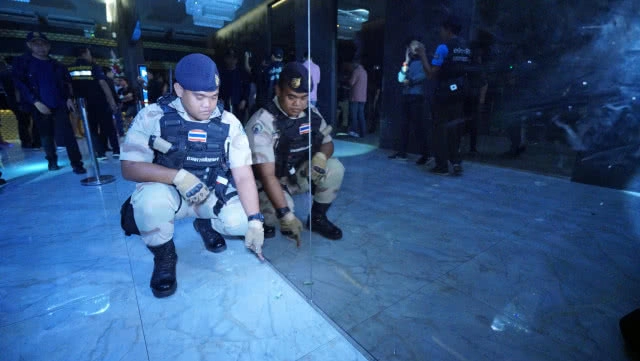 บุกจับ"NOS PUB กระทุ่มแบน"เปิดเกินเวลามั่วสุมยาเสพติด พบฉี่ม่วง123คน