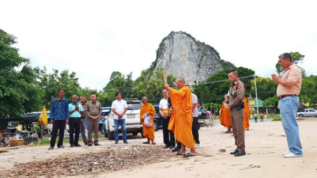 ชาวสัตหีบ จัดพิธีทำบุญใหญ่หน้าเขาชีจรรย์ ส่งดวงวิญญาณ "ฟอส-สปาย"