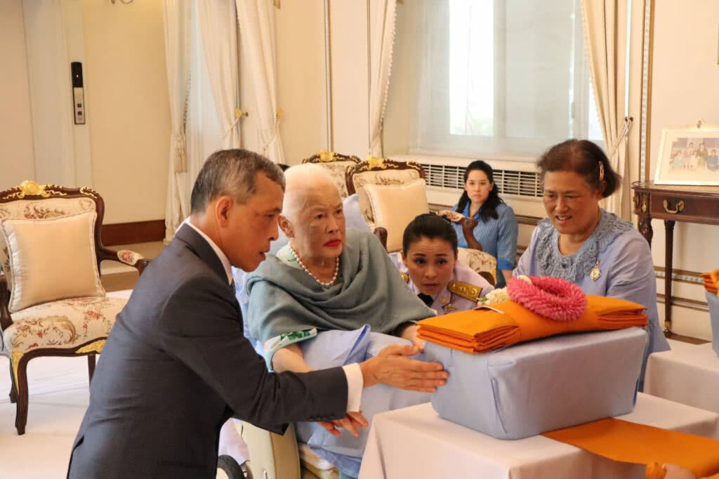 ปลื้มปีติ !! "สมเด็จพระราชินี ใน ร.9" ทรงบำเพ็ญพระราชกุศลวันเฉลิมพระชนมพรรษา ปลื้มปีติ !! "สมเด็จพระราชินี ใน ร.9" ทรงบำเพ็ญพระราชกุศลวันเฉลิมพระชนมพรรษา