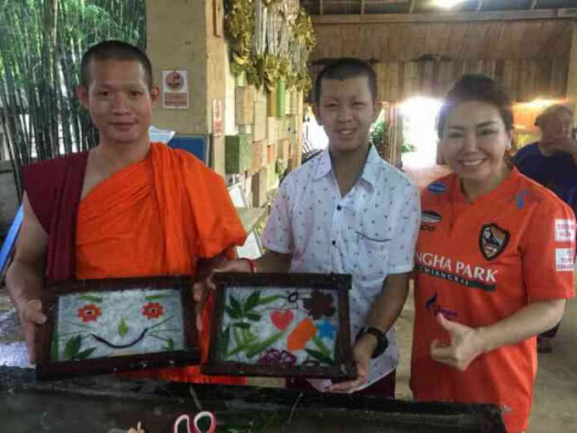 (คลิป) "ทีมหมูป่า" ร่วมกิจกรรมทำการ์ดกระดาษสาเนื่องในวันแม่