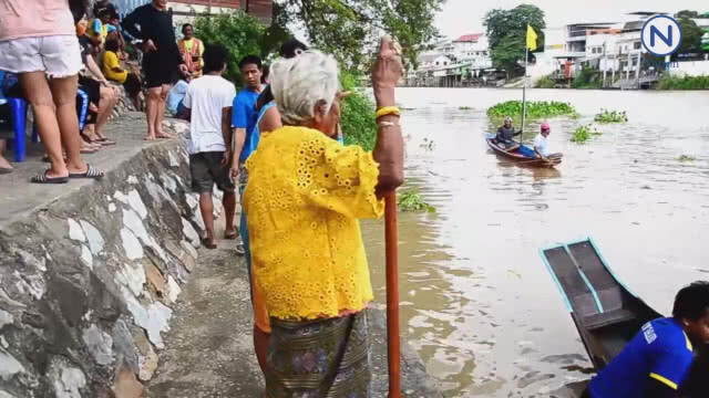 (คลิป) สุดฮา!!ลูกจูงแม่แข่งพายเรือสร้างความสนุกวันแม่