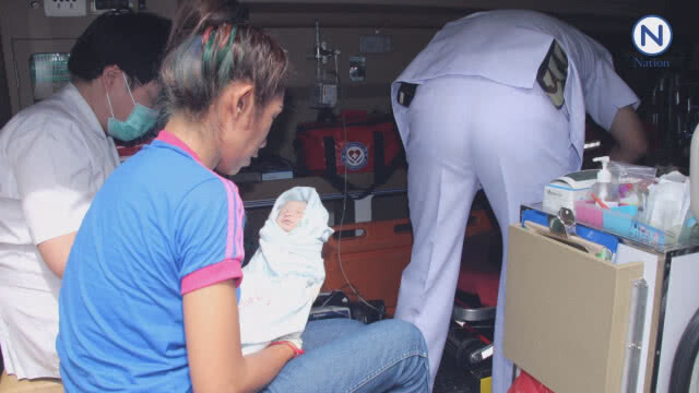 ปลอดภัยทั้งแม่ทั้งลูก.....กู้ภัยรุดช่วยแม่ทำคลอดหลังนอนเจ็บท้องอยู่บนที่นอน