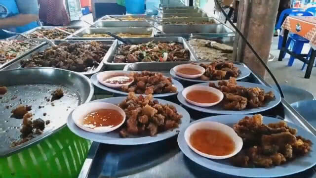 ร้านข้าวแกงเปิดให้กินฟรีในวันแม่