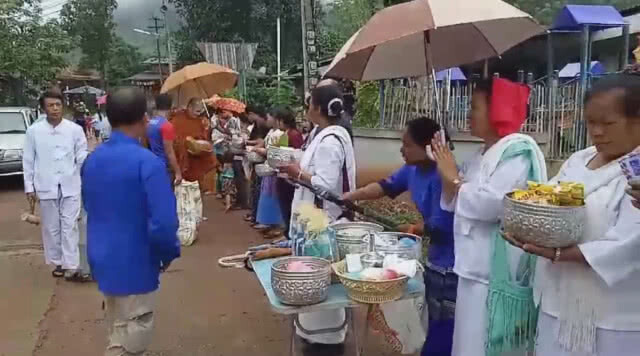 ชาวไตบ้านถ้ำลอดตักบาตรวันแม่ที่แม่ฮ่องสอน (ชมคลิป)