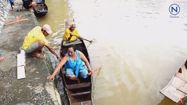 (คลิป) สุดฮา!!ลูกจูงแม่แข่งพายเรือสร้างความสนุกวันแม่