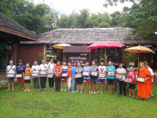 (คลิป) "ทีมหมูป่า" ร่วมกิจกรรมทำการ์ดกระดาษสาเนื่องในวันแม่