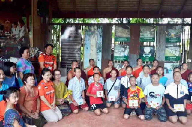 (คลิป) "ทีมหมูป่า" ร่วมกิจกรรมทำการ์ดกระดาษสาเนื่องในวันแม่
