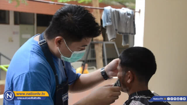 ตัดผมฟรีให้ญาติผู้ป่วยในโรงพยาบาล
