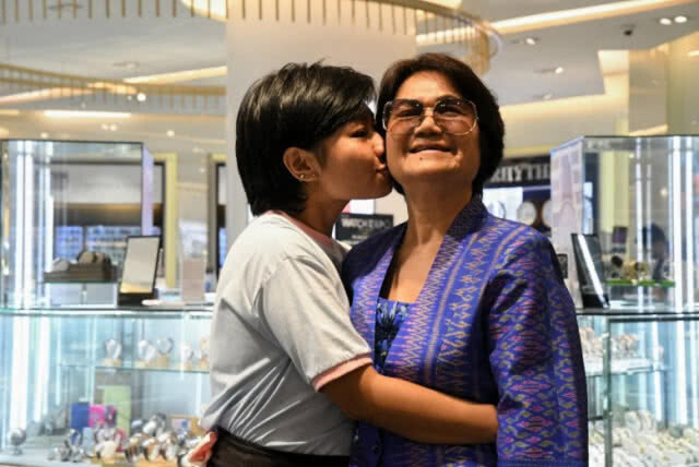 ลูกกตัญญู ชนะใจ "ชูชัย" คว้าเพชรค่า1แสนเป็นของขวัญวันแม่