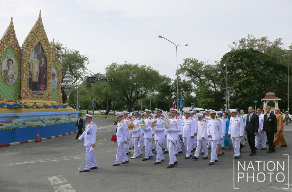 ริ้วขบวน อัญเชิญ เครื่องราชสักการะ ทูลเกล้าฯ ถวายเบื้องหน้าพระฉายาลักษณ์สมเด็จพระราชินี ในร.๙ ริ้วขบวน อัญเชิญ เครื่องราชสักการะ ทูลเกล้าฯ ถวายเบื้องหน้าพระฉายาลักษณ์สมเด็จพระราชินี ในร.๙