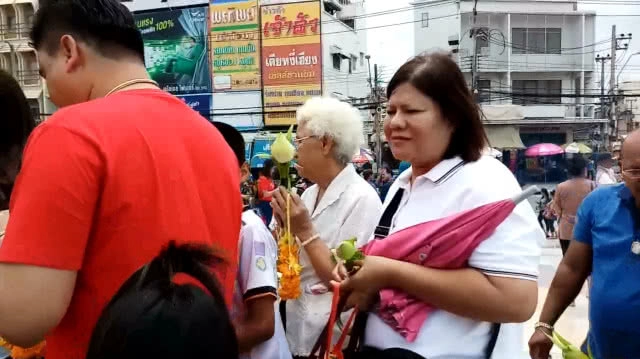 ชาวเมืองโคราช พาครอบครัวกราบย่าโมคึกคัก