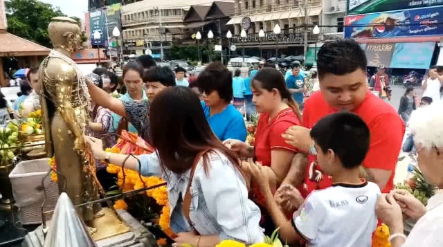 ชาวเมืองโคราช พาครอบครัวกราบย่าโมคึกคัก