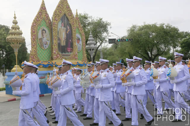 ริ้วขบวน อัญเชิญ เครื่องราชสักการะ ทูลเกล้าฯ ถวายเบื้องหน้าพระฉายาลักษณ์สมเด็จพระราชินี ในร.๙