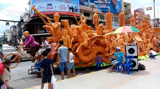 ชาวเมืองโคราช พาครอบครัวกราบย่าโมคึกคัก