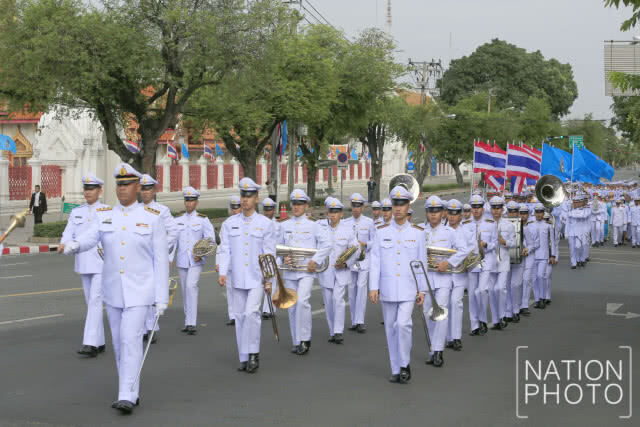 ริ้วขบวน อัญเชิญ เครื่องราชสักการะ ทูลเกล้าฯ ถวายเบื้องหน้าพระฉายาลักษณ์สมเด็จพระราชินี ในร.๙