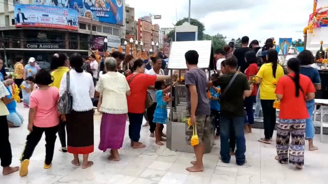 ชาวเมืองโคราช พาครอบครัวกราบย่าโมคึกคัก