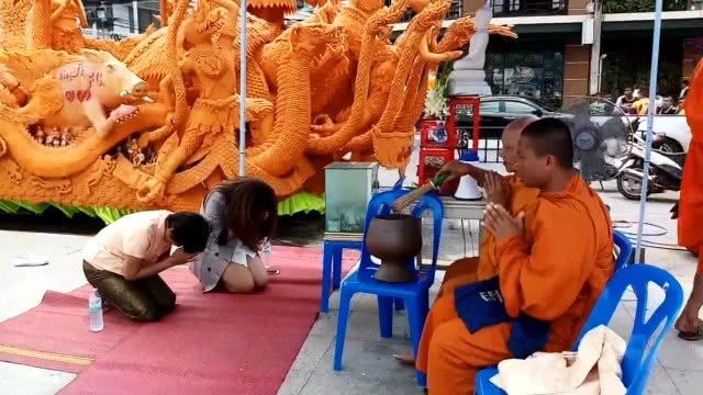 ชาวเมืองโคราช พาครอบครัวกราบย่าโมคึกคัก