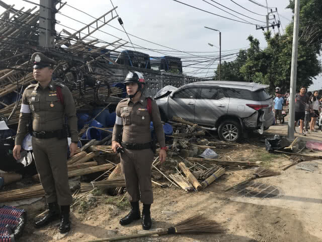 'ฟอร์จูนเนอร์'ซิ่งชนเสาไฟหัก-หนุ่มปั่นจักรยานดับ!