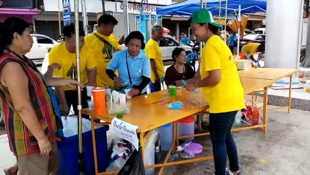 ชาวเมืองโคราช พาครอบครัวกราบย่าโมคึกคัก