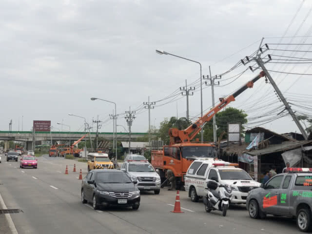 'ฟอร์จูนเนอร์'ซิ่งชนเสาไฟหัก-หนุ่มปั่นจักรยานดับ!