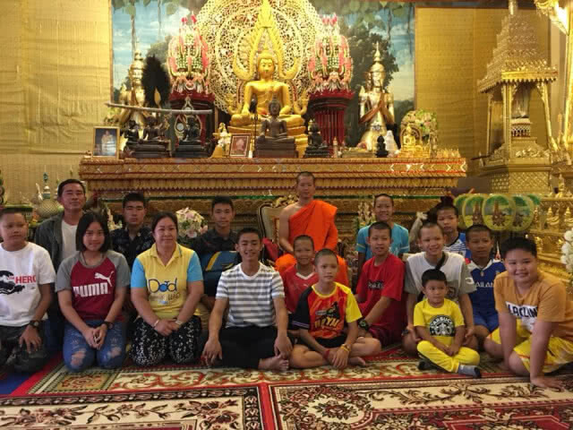 ภาพประทับใจ! บุคคลเหล่านี้ มากราบพระเอกถึงวัด
