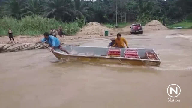 ชุมพร น้ำป่าไหลเชี่ยวตัดถนนขาด