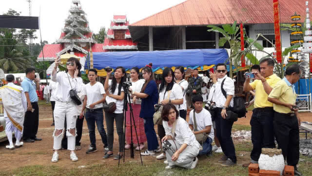 "ณเดชน์" พร้อมครอบครัวหล่อพระประธานที่แม่ฮ่องสอน