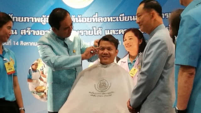 "ลุงตู่" บาร์เบอร์!!  สวมบท "ช่างตัดผม"