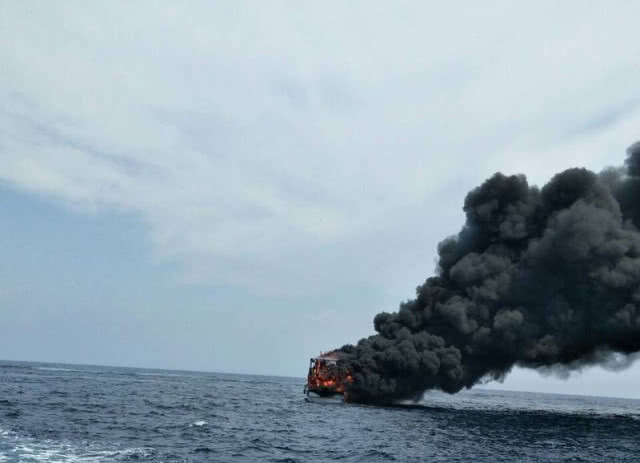 (คลิป) หนีตายระทึก! ไฟไหม้เรือชมวาฬกลางทะเลไต้หวัน