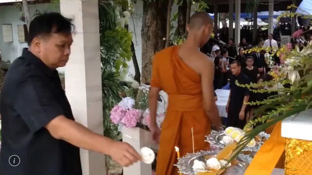 เพื่อน สุดเศร้า!! ร้องเพลง"อยู่ตรงนี้" ส่งเพื่อนโอม ก่อนเผาศพ