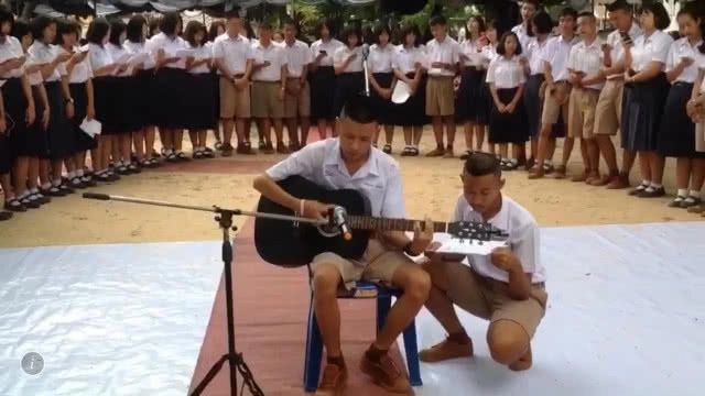 เพื่อน สุดเศร้า!! ร้องเพลง"อยู่ตรงนี้" ส่งเพื่อนโอม ก่อนเผาศพ