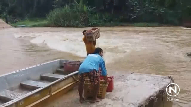 ชุมพร น้ำป่าไหลเชี่ยวตัดถนนขาด