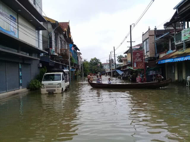 น้ำท่วมมะละแหม่ง-ต้องใช้เรือสัญจร