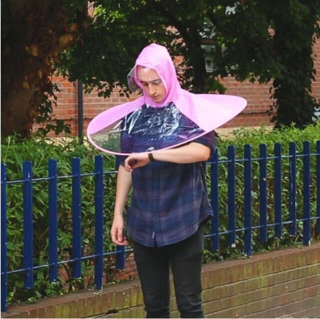 เสื้อกันฝนทรงประหลาดรุ่นใหม่ในอังกฤษ - ราคาไม่แพงแต่กล้าใส่กันไหม?