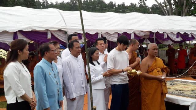 "ณเดชน์" พร้อมครอบครัวหล่อพระประธานที่แม่ฮ่องสอน