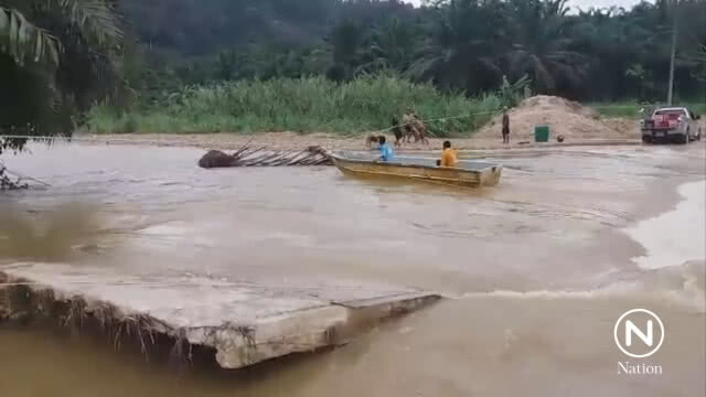 ชุมพร น้ำป่าไหลเชี่ยวตัดถนนขาด